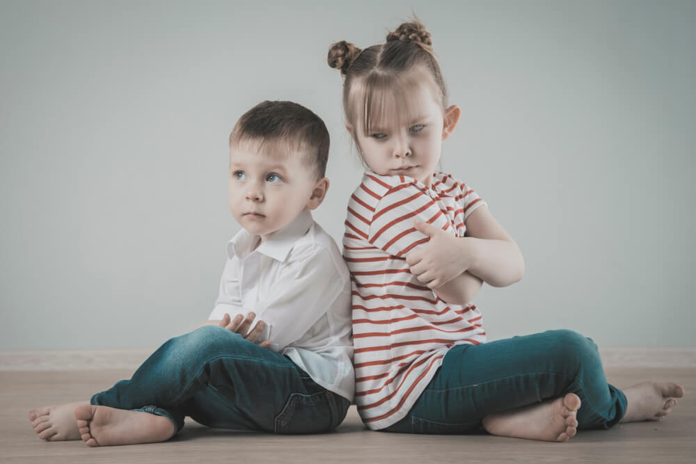 Garçon ignorant les mots offensants