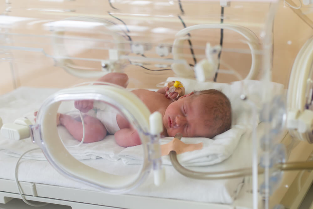 Bambino prematuro in incubatrice