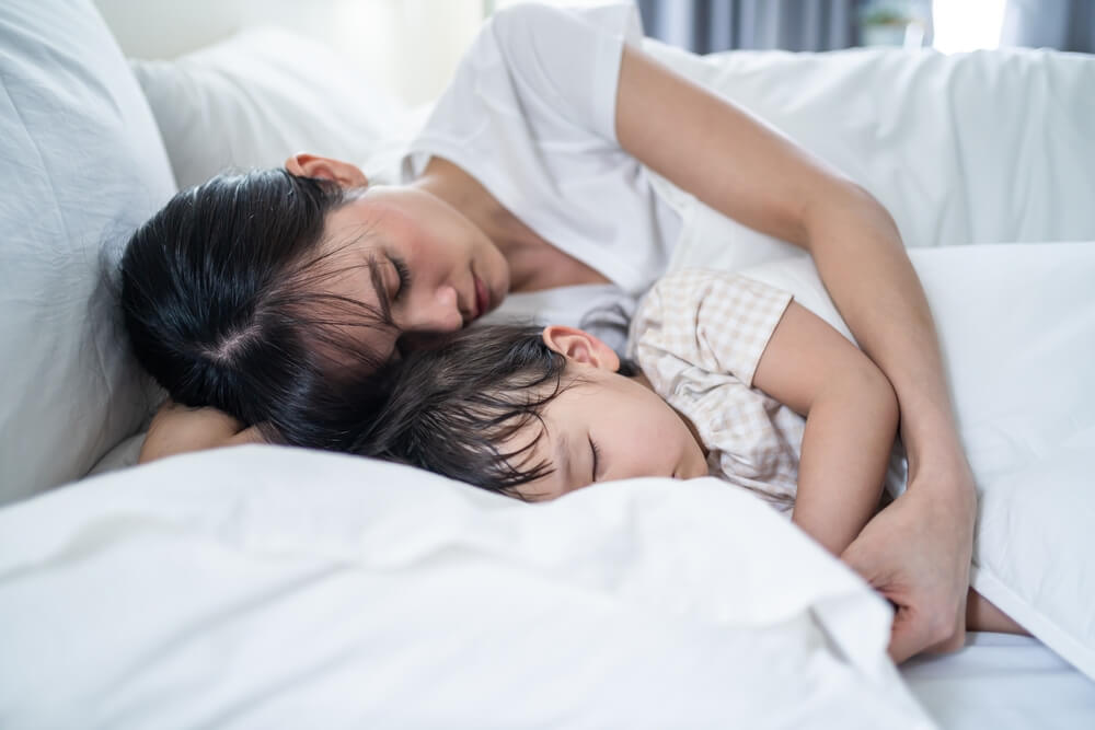 Madre e hija duermen juntas