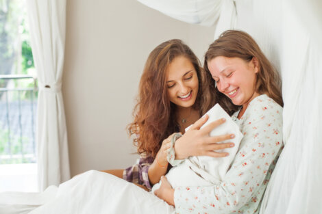 Trata de ser la amiga que deseabas tener cuando tu hijo estaba recién nacido