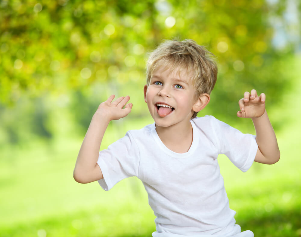 Enfant qui sait que le plus important est de profiter de la vie