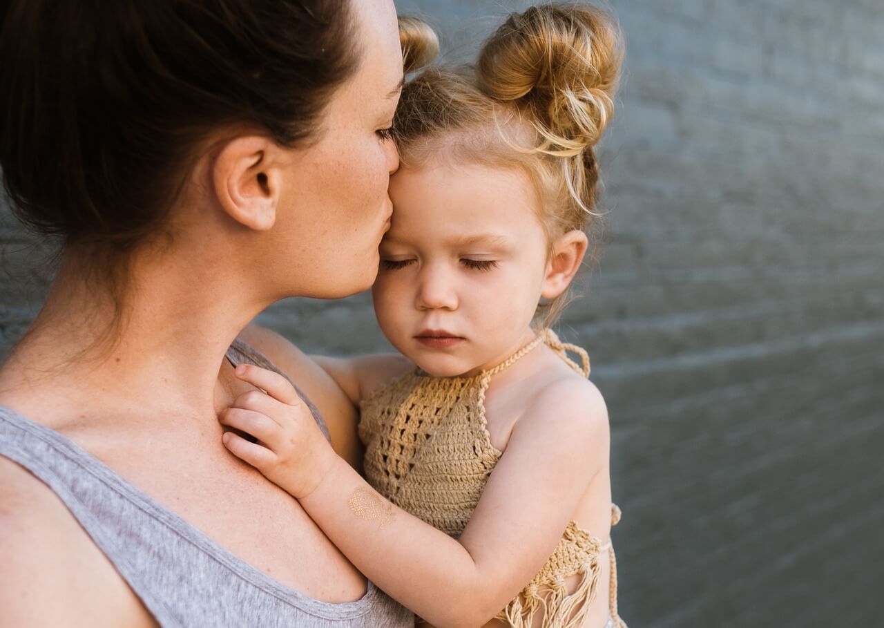 Maman calme sa fille en colère