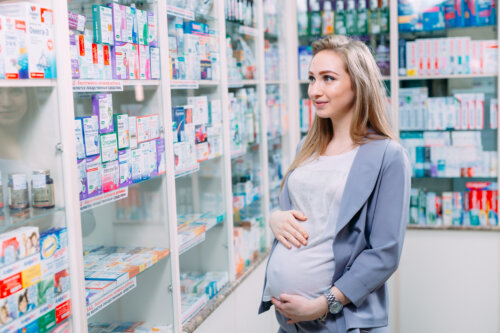 medicamentos gondola farmacia embarazada vientre feliz