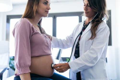 revision mujer embarazada en el consultorio medico obstetra ginecologa