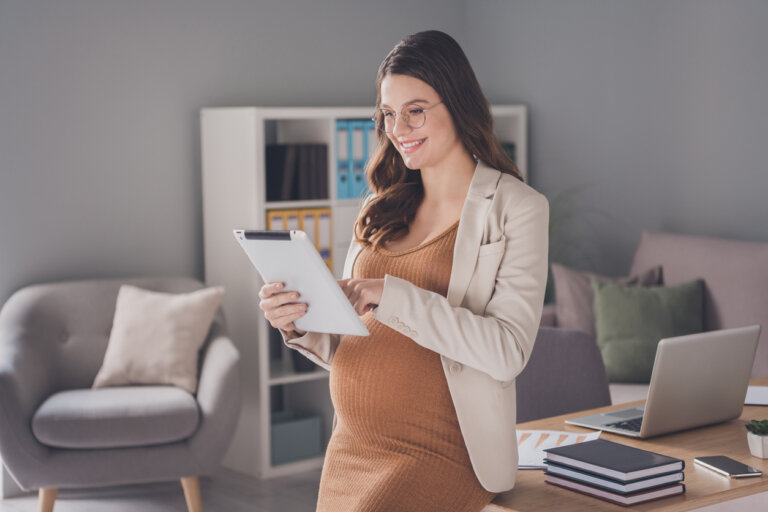 Outfit para embarazadas: ¿cómo para la oficina? Eres Mamá