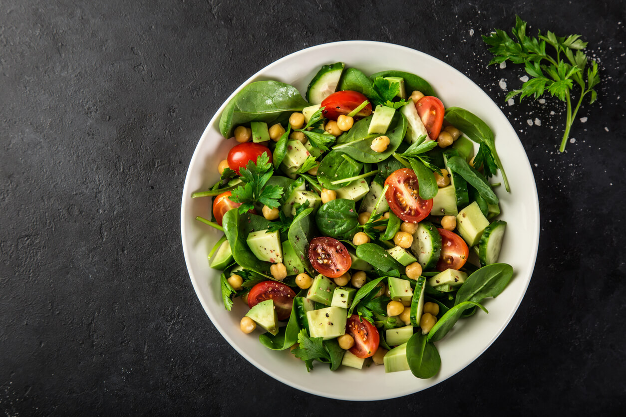 plat avocat épinards roquette tomate pois chiche concombre