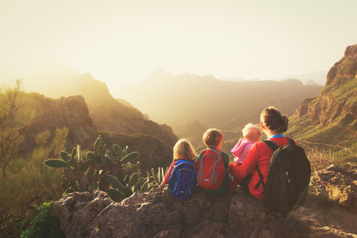 Une famille assise dans un paysage de montagne.