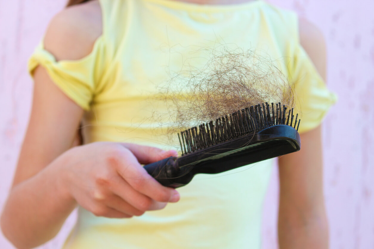 Caída de pelo en la adolescencia: síntomas, causas y tratamiento