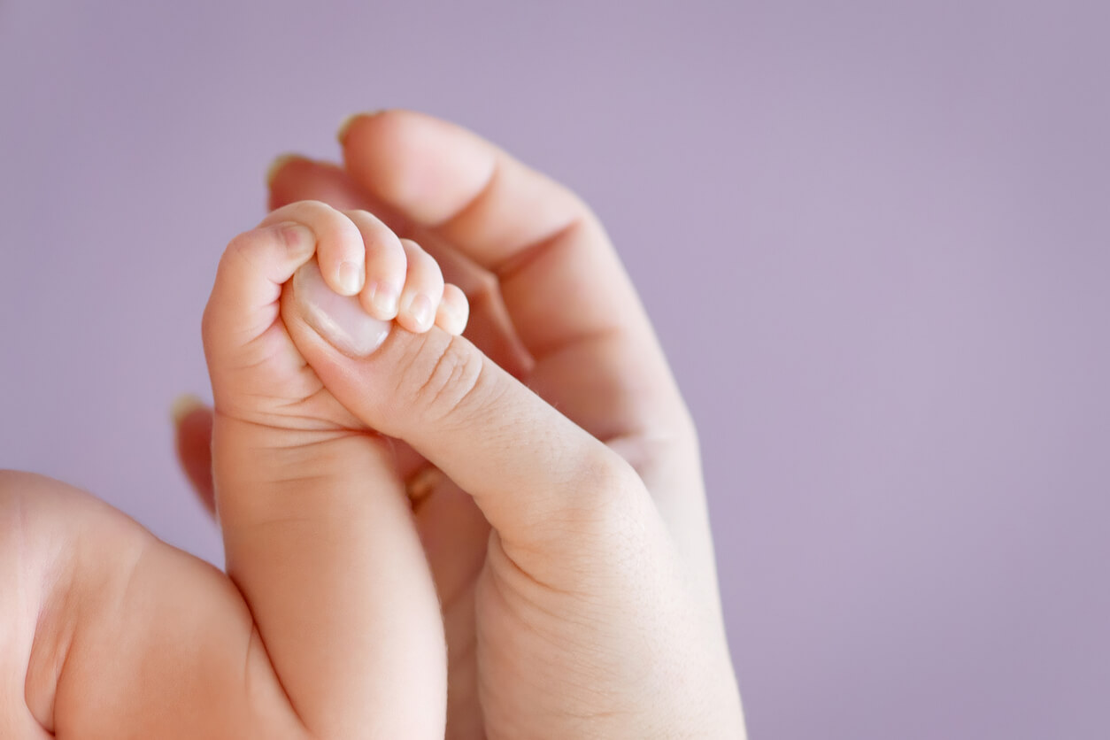 Manos y pies fríos en los bebés: ¿a qué se debe?