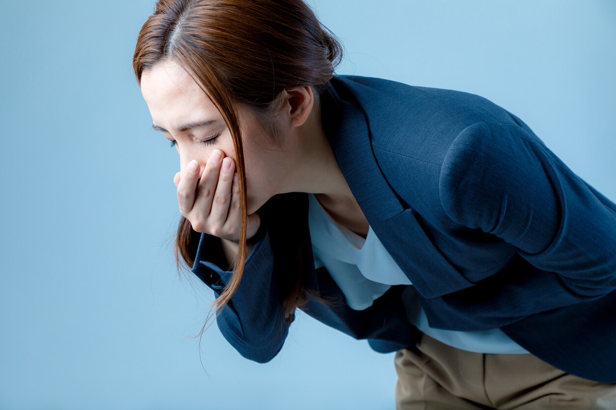 femme avec grossesse nausées matinales