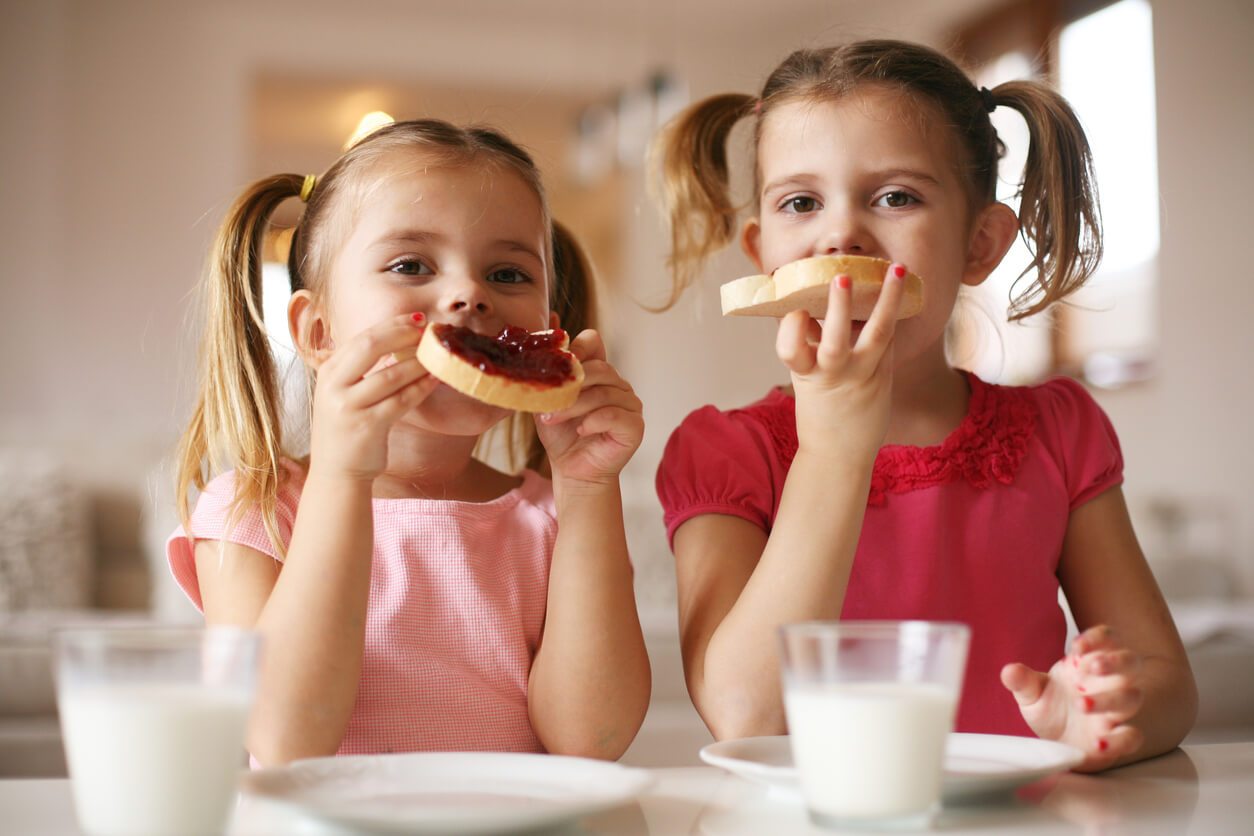 Barn som spiser toast og syltetøy til frokost.