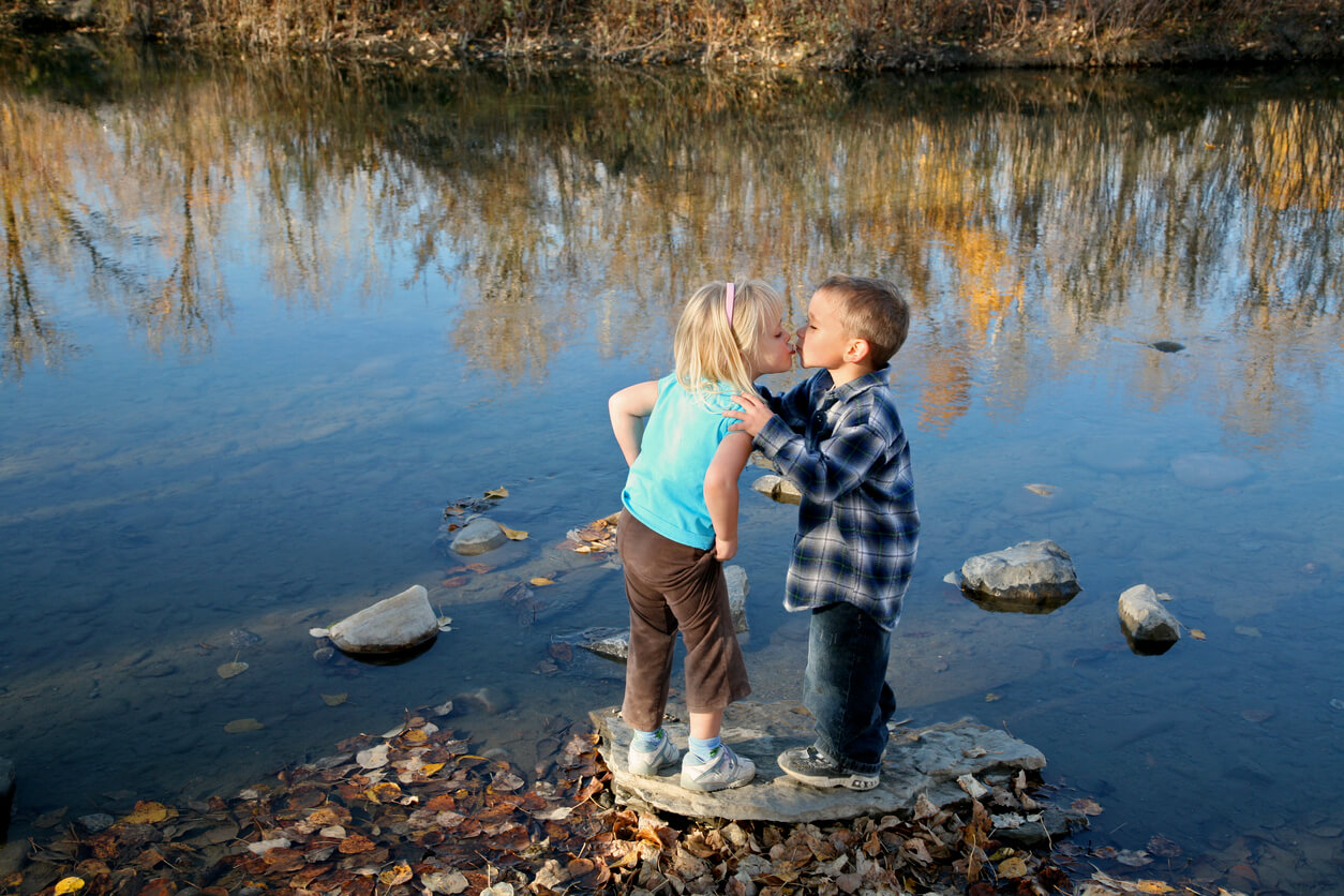 Besos en la boca entre los niños: ¿es normal?
