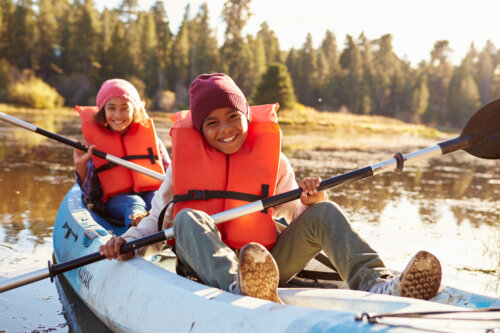 ninos deporte aventura bosque lago kayak aire libre felices