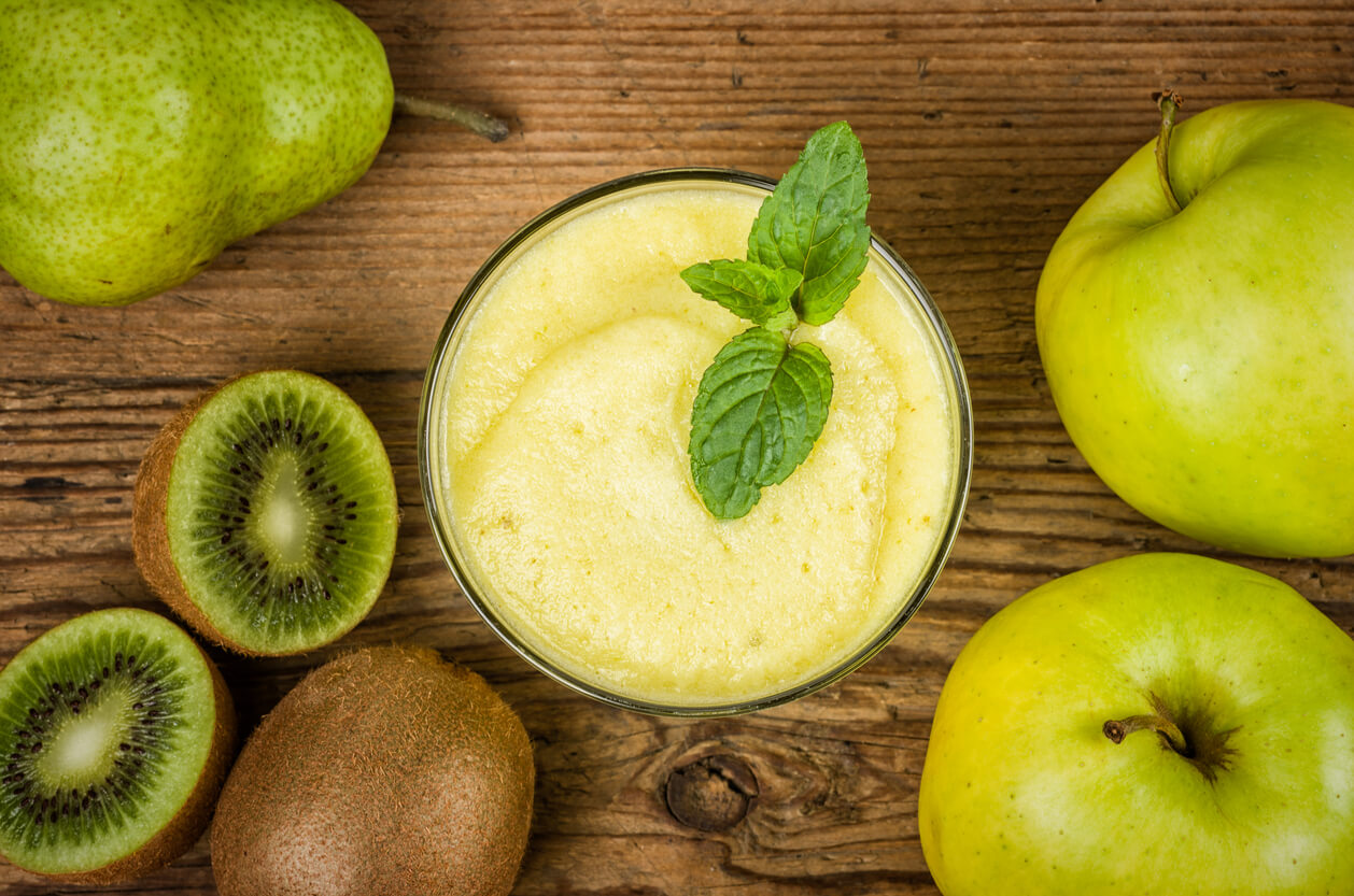 Pears, green apples, and kiwi in a smoothie.