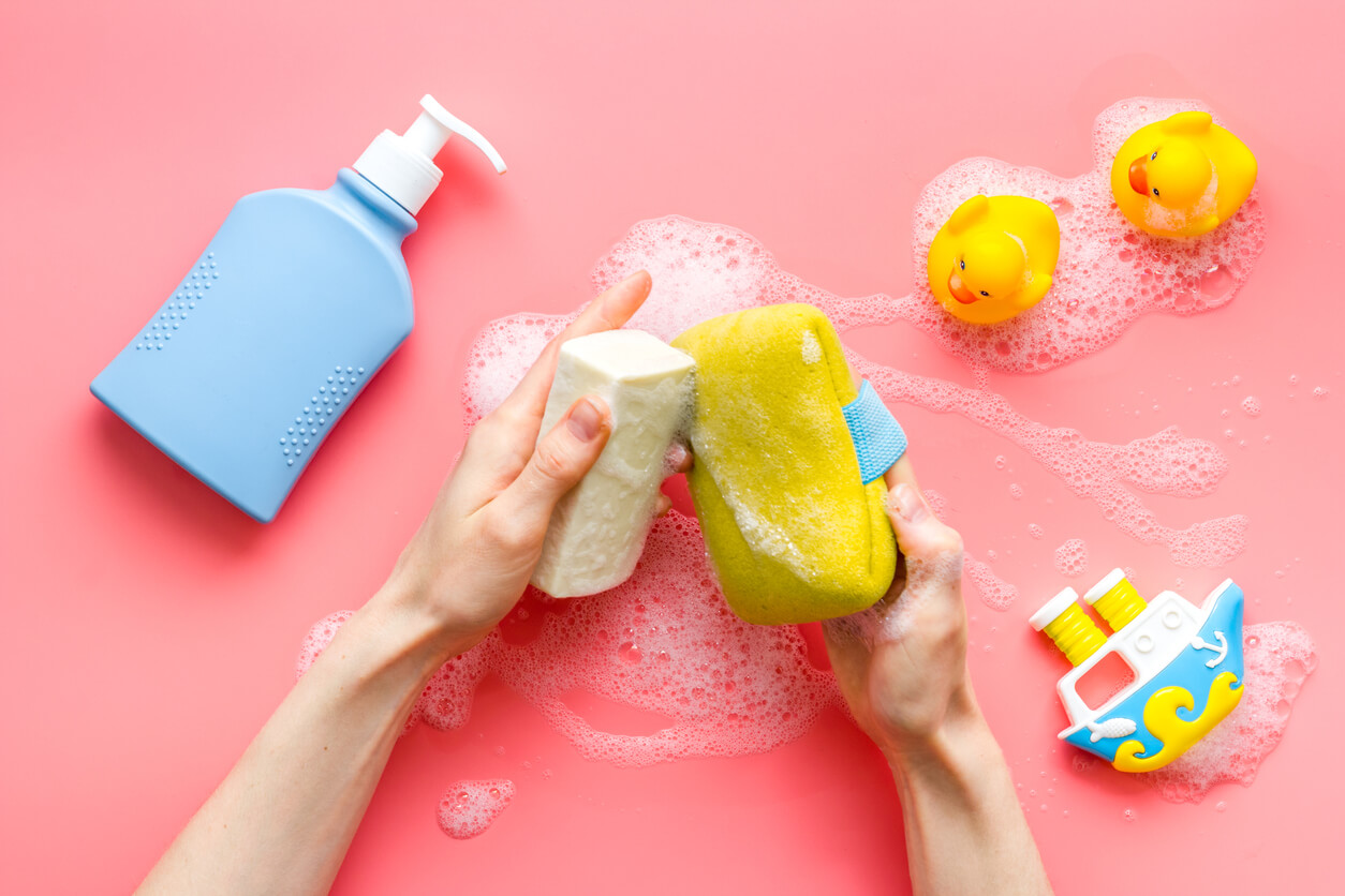sabonete shampoo esponjas produtos de higiene do bebê