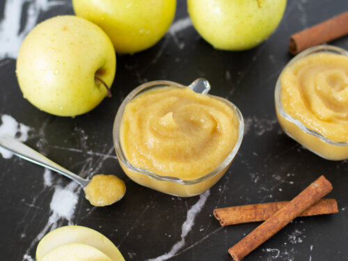 plato de papilla de manzanas verdes con canela