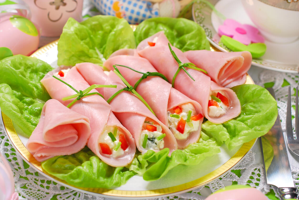 Rouleau de jambon blanc avec de la salade russe.