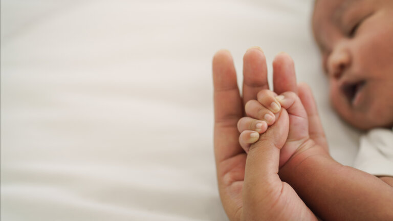 ¿Cómo estimular el primer juguete del bebé (sus propias manos)?