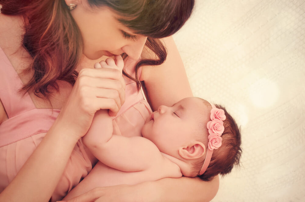 Bambino in braccio e sua madre