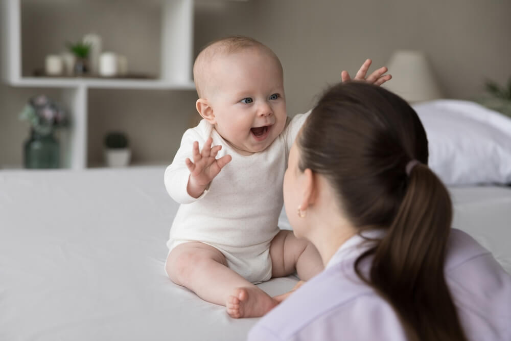 Garçon interagissant avec sa mère