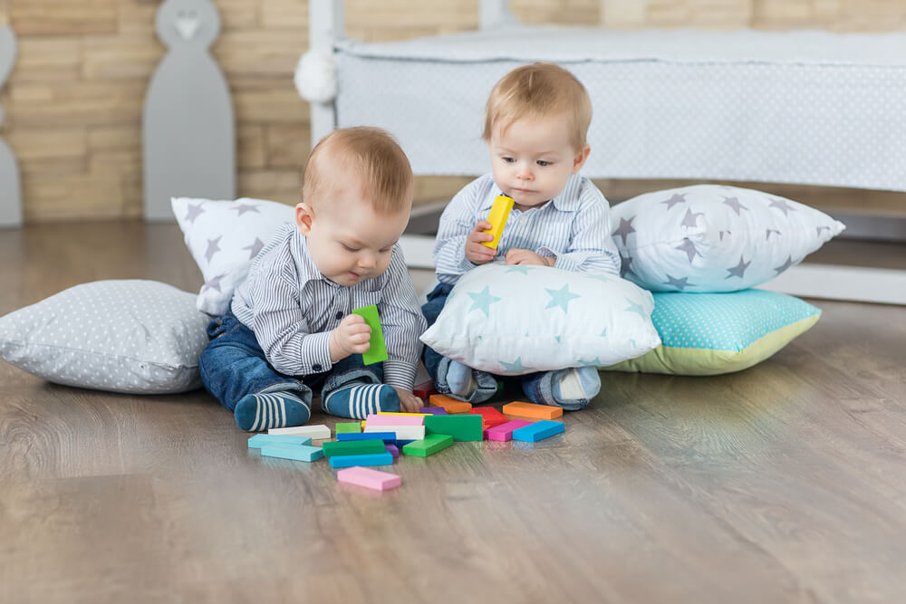 Bebés jugando