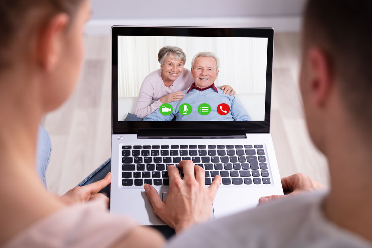 hijos adultos hacen videollamada con sus padres