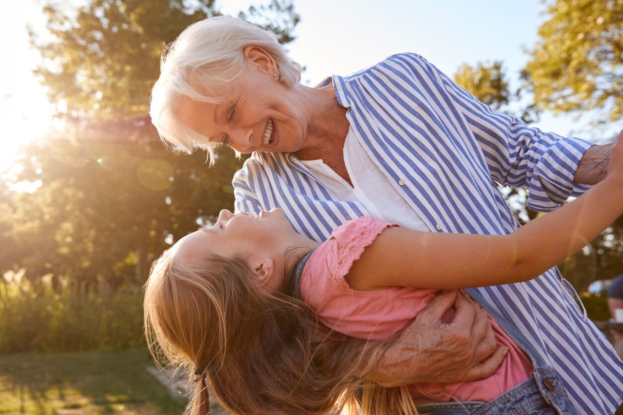 Así influyen los nietos en el cerebro de las abuelas