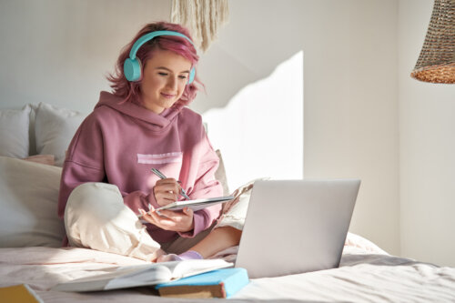 adolescente hipster pelo rosado estudia responsable madura