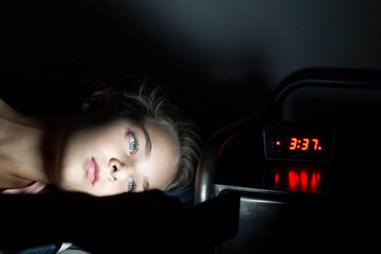 Een tiener ligt nog laat wakker