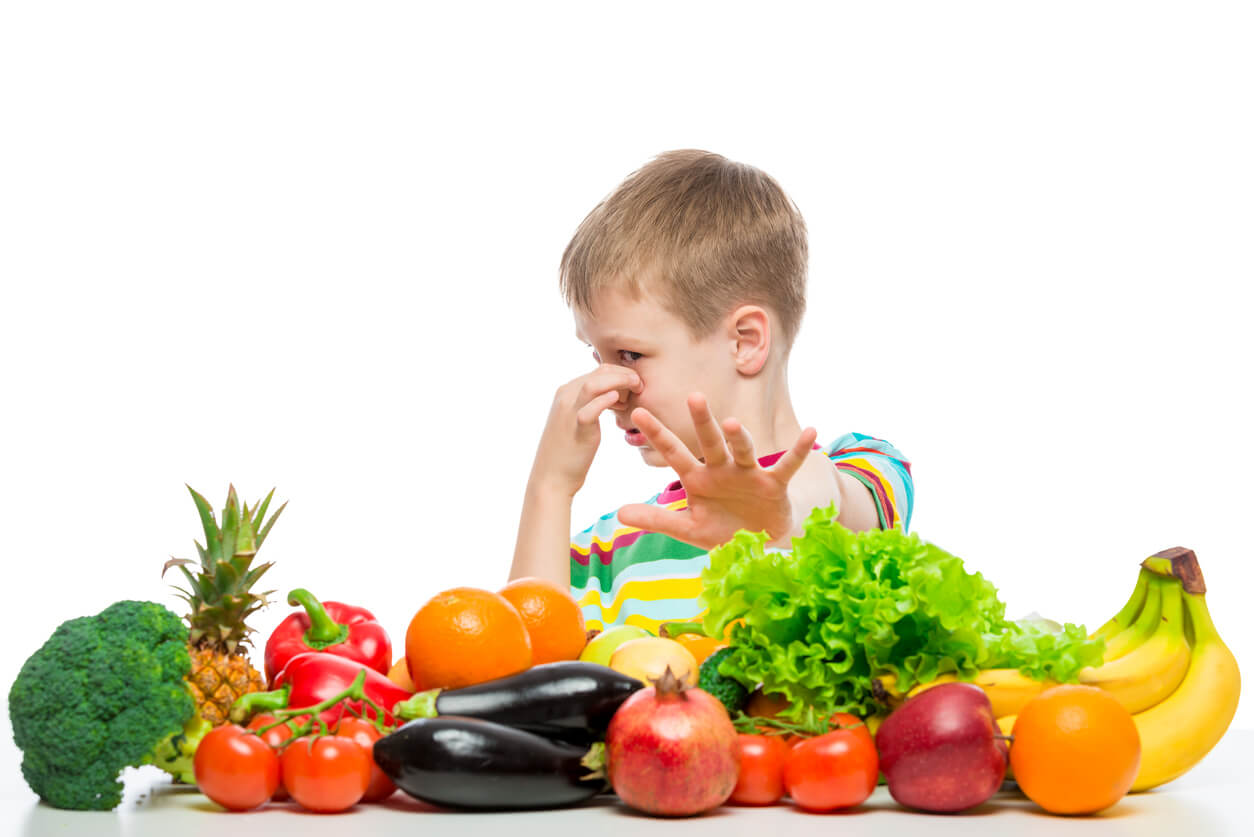 cipolla peperoncino melanzane broccoli pomodoro lattuga ananas ananas lattuga bambino disgustato viso avversione cattivo odore