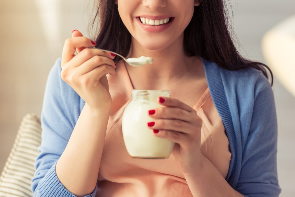 mujer embarazada con frasco de yogur casero lacteo sin pasteurizar riesgo