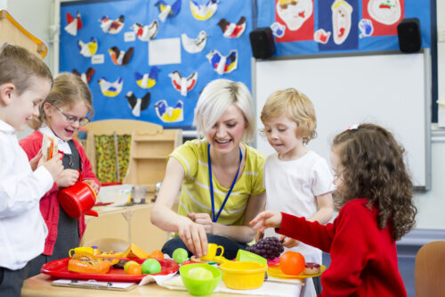 maestra del jardin de infantes juega con los ninos con alimentos alimentacion saludable vegetales