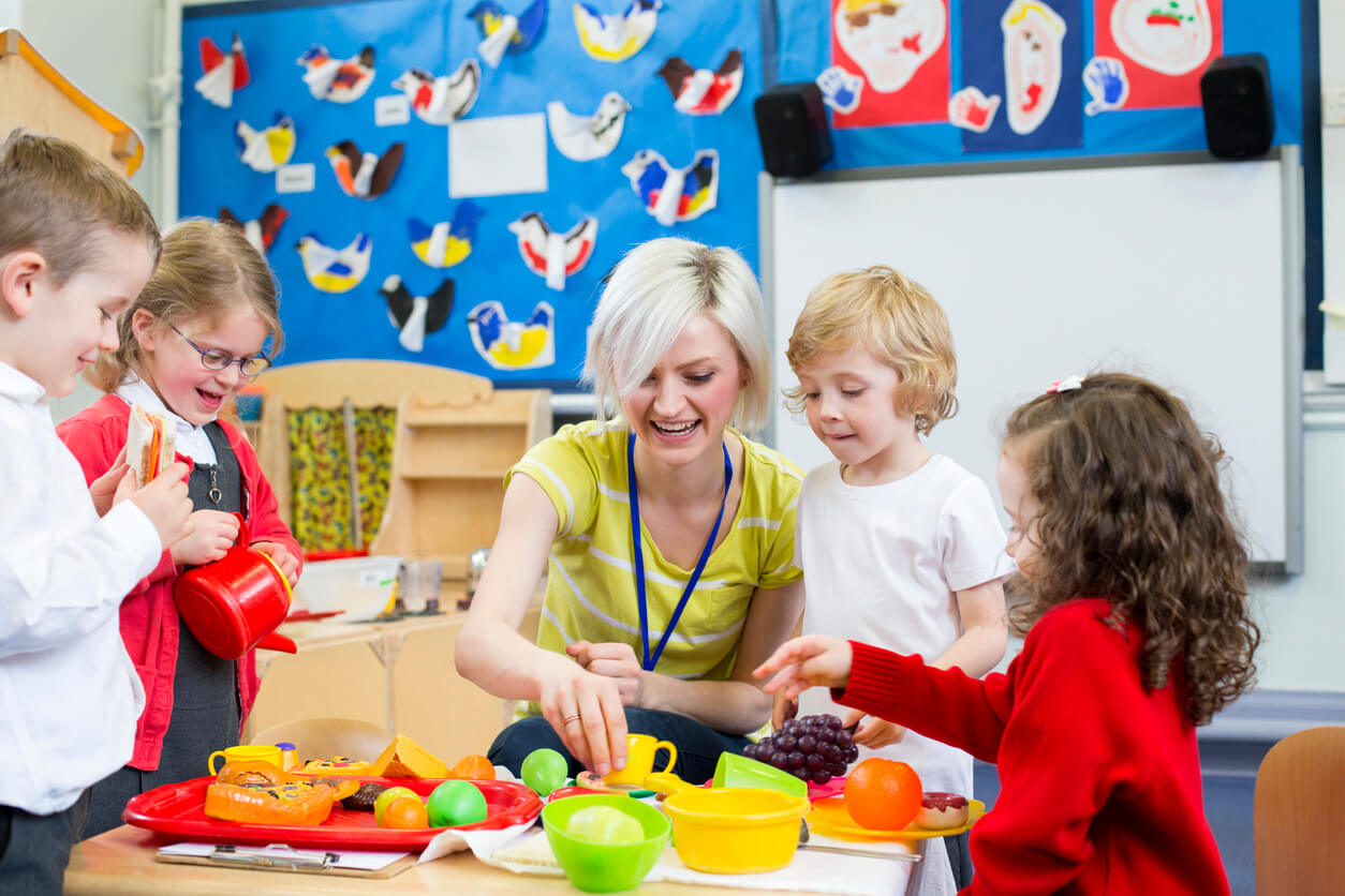 maestra del jardin de infantes juega con los ninos con alimentos alimentacion saludable vegetales