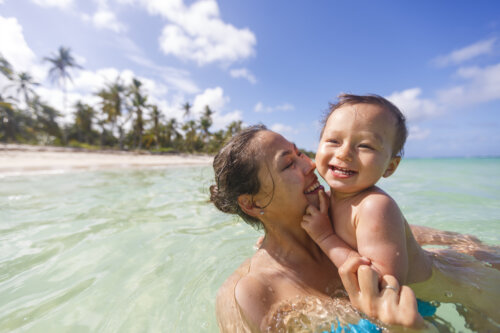 mama besa a su bebe en el mar punta cana republica dominicana