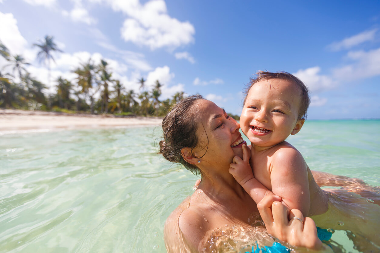 mama besa a su bebe en el mar punta cana republica dominicana