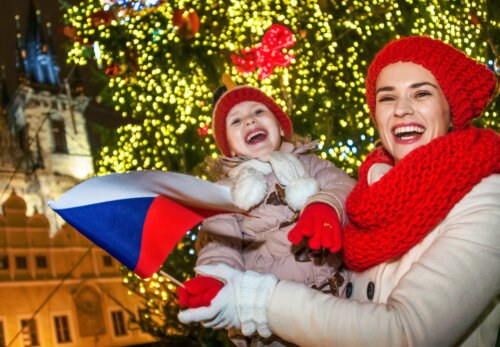 madre e hijo en navidad con bandera de republica checa en praga