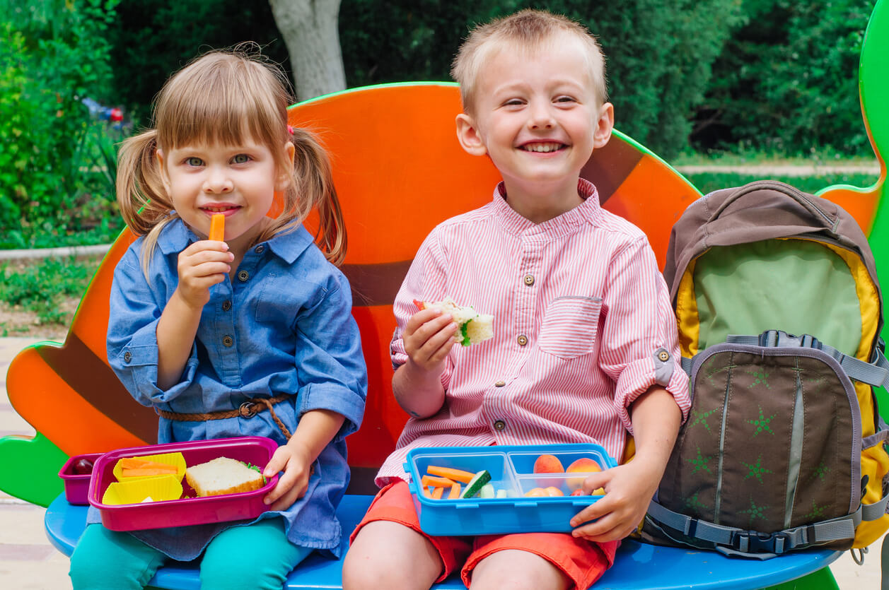 ninos comen merienda tentenpie bocadillo saludable refrigerio en el recreo escuela jardin de infantes