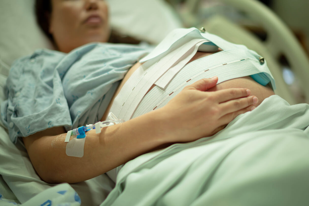 donna sottoposta a induzione del travaglio accesso endovenoso a goccia tramite tapis roulant monitora il monitoraggio della frequenza cardiaca fetale