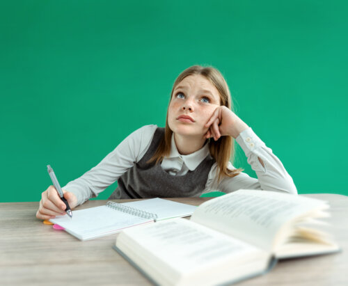 nina estudiante libros cuadernos mira el techo aburrimiento distraccion inteligencia