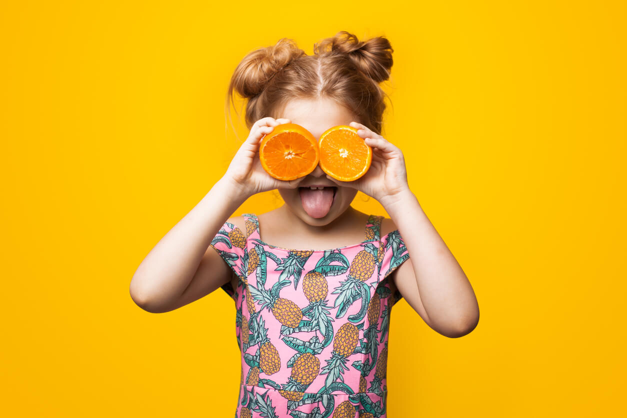 jeune fille orange yeux agrumes fond jaune