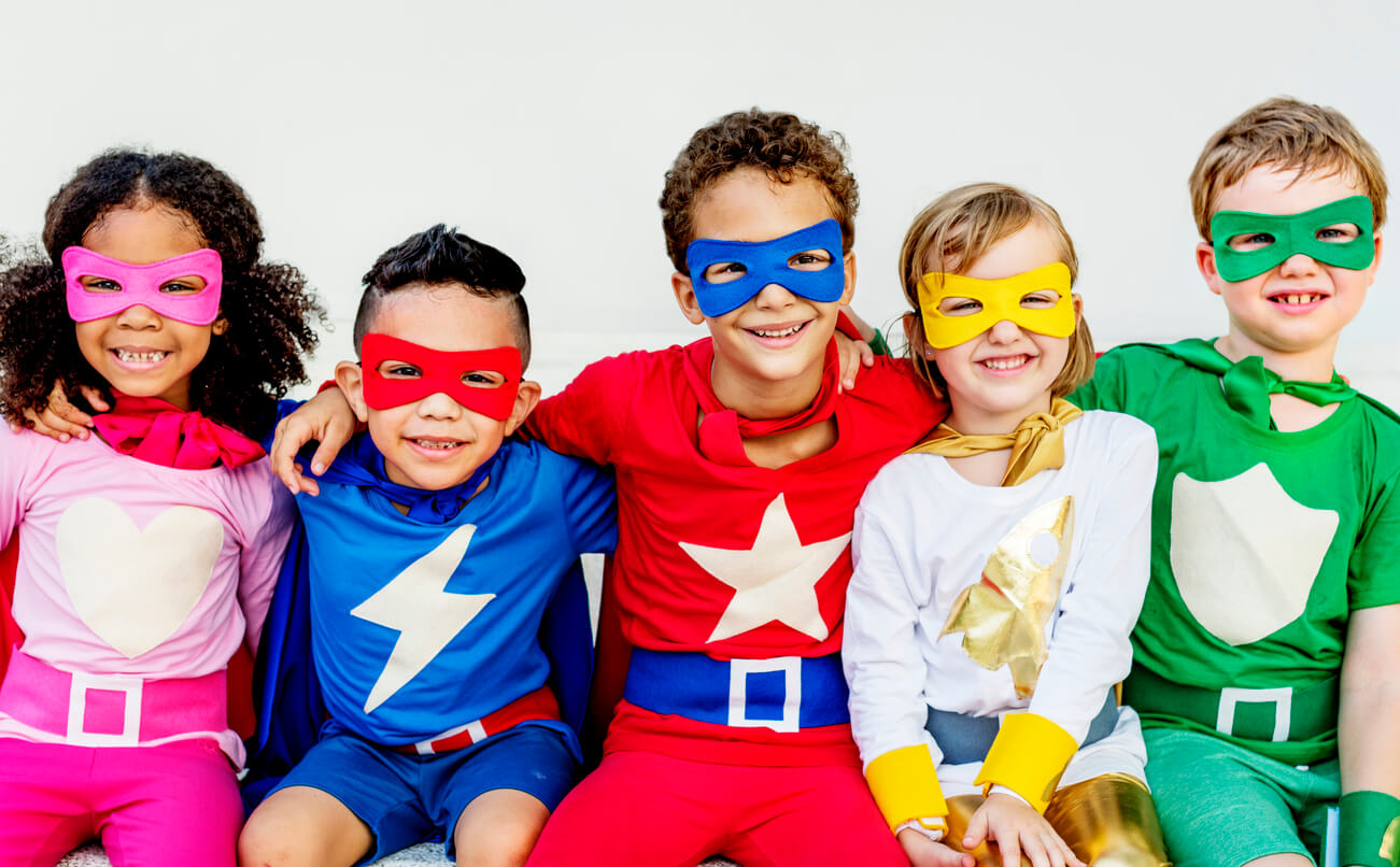 ninos disfrazados de superheroes flash capitan america linterna verde mujer maravilla