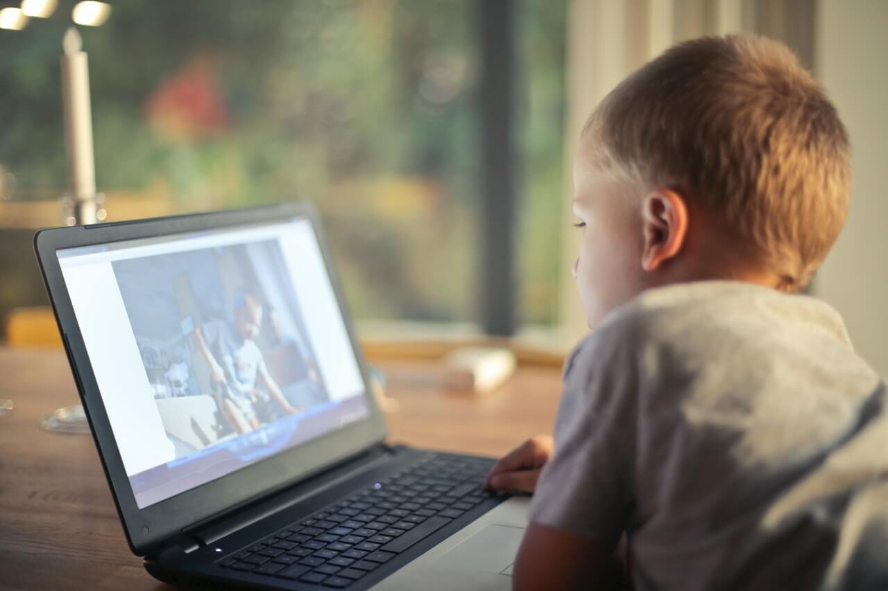 Un jeune enfant sur un ordinateur.