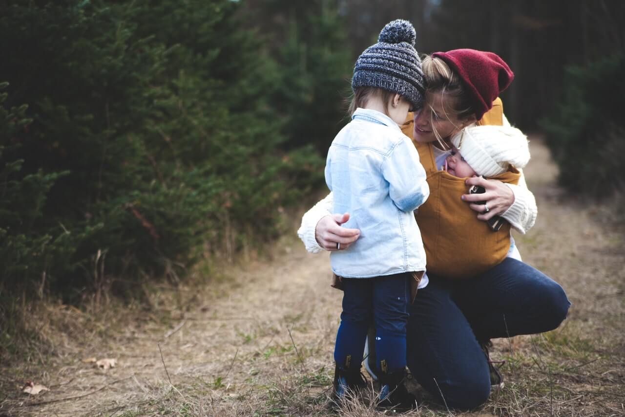 Un câlin entre une mère et sa fille.