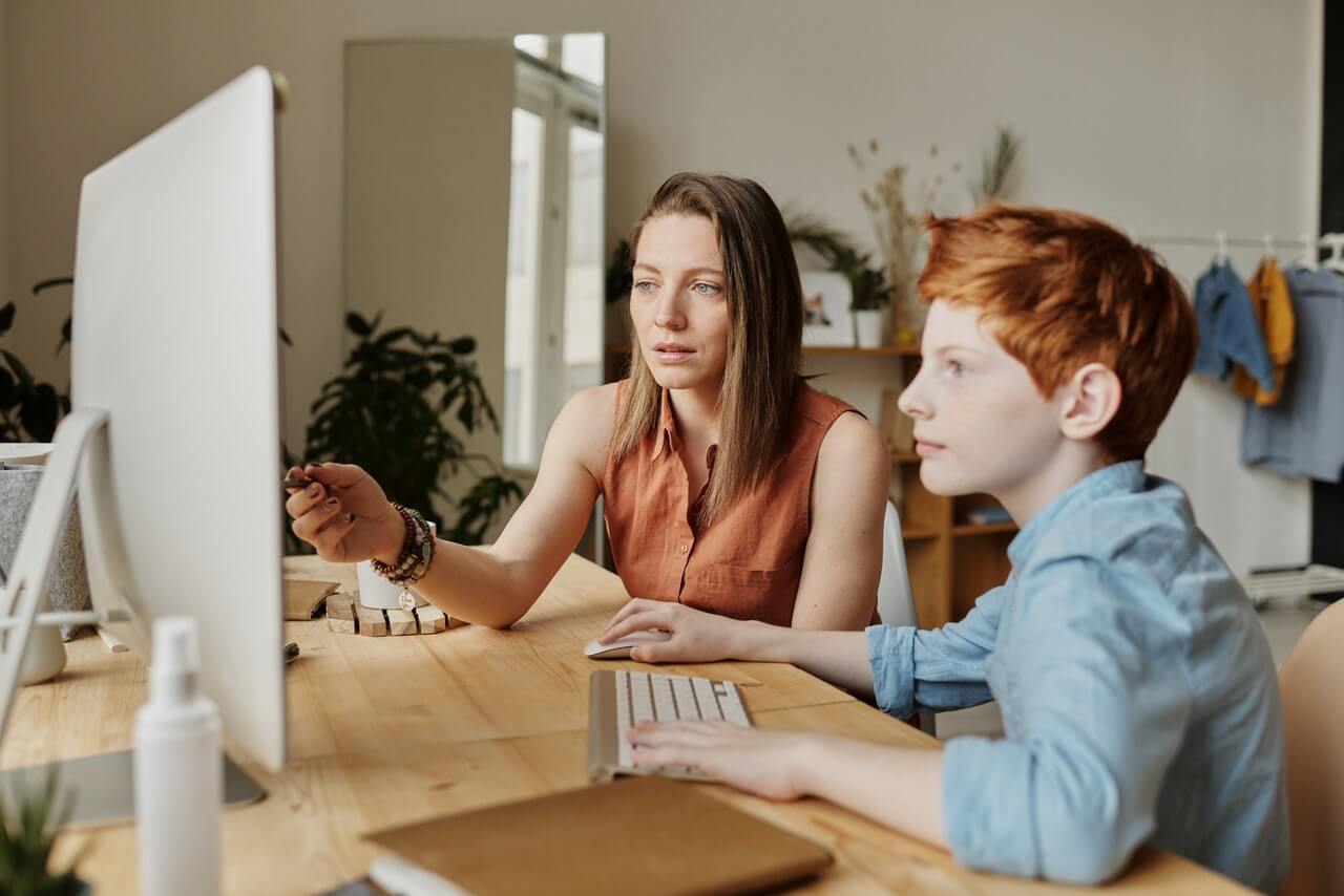 Une maman et son enfant sur un ordinateur.