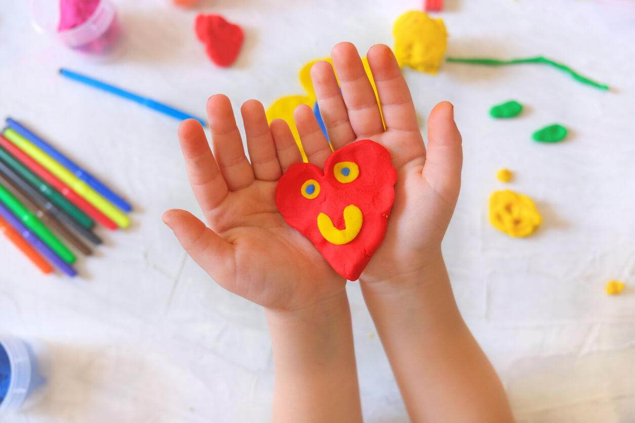 cara forma corazon contento feliz mano nino manualidad emociones