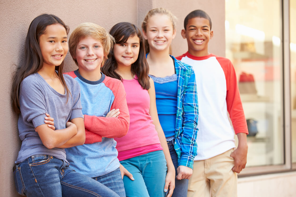 groupe d'enfants pubères préadolescents prépubères de différentes ethnies