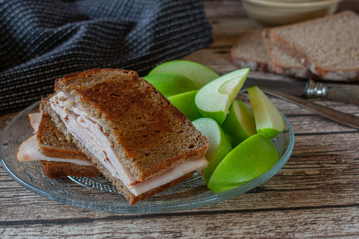 sandwich pain de seigle son dinde jambon pomme verte