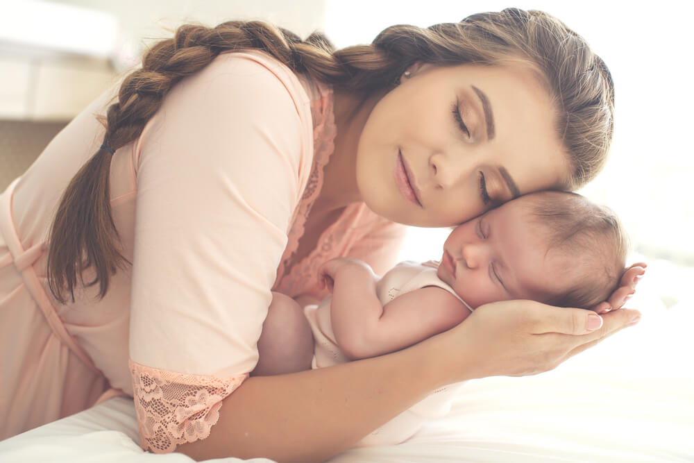Los abrazos de mamá son tan importantes como la alimentación del bebé