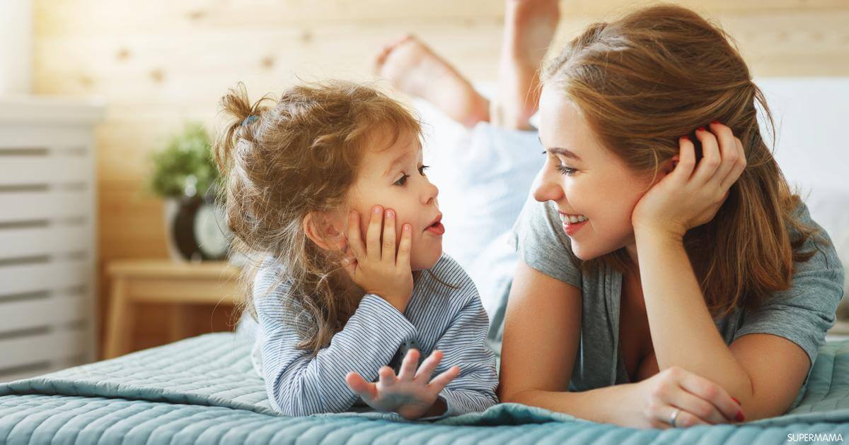 Une maman qui discute avec sa fille.