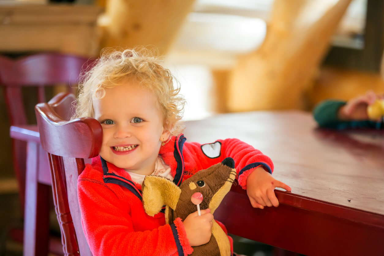 Mi bebé frota los dientes: ¿es normal?